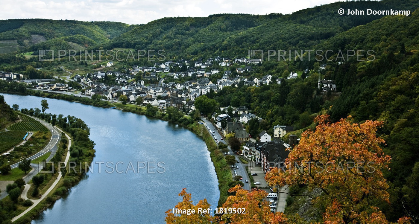 A RIVER BEND, MOSELLE RIVER, GERMANY, EUROPE