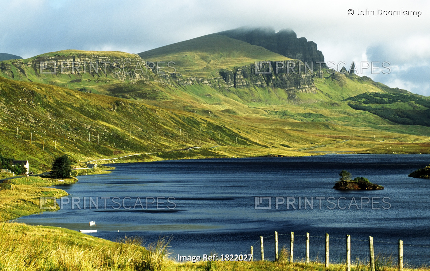 THE OLD MAN OF STORR ON THE ISLE OF SKYE, SCOTLAND