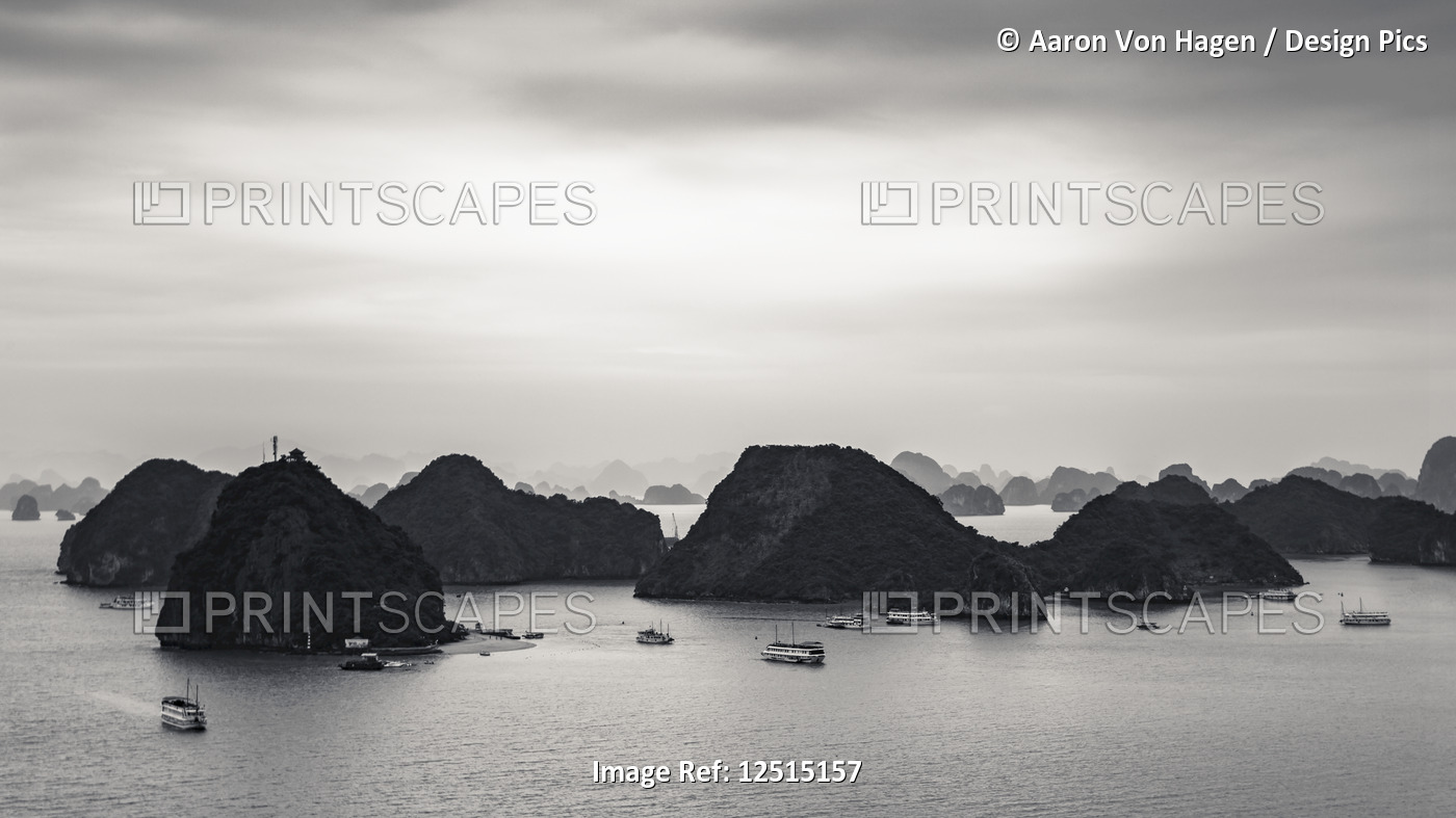Limestone karsts and boats in Ha Long Bay; Thanh pho Ha Long, Quang Ninh, ...