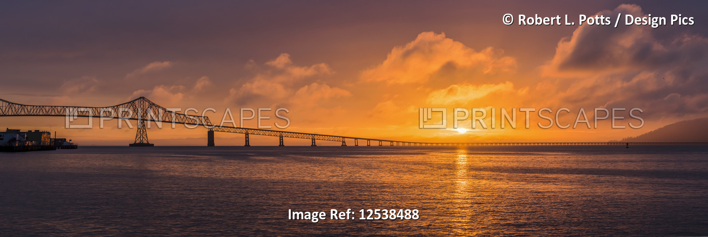 The sun sets over the mouth of the Columbia River;  Astoria, Oregon, United ...