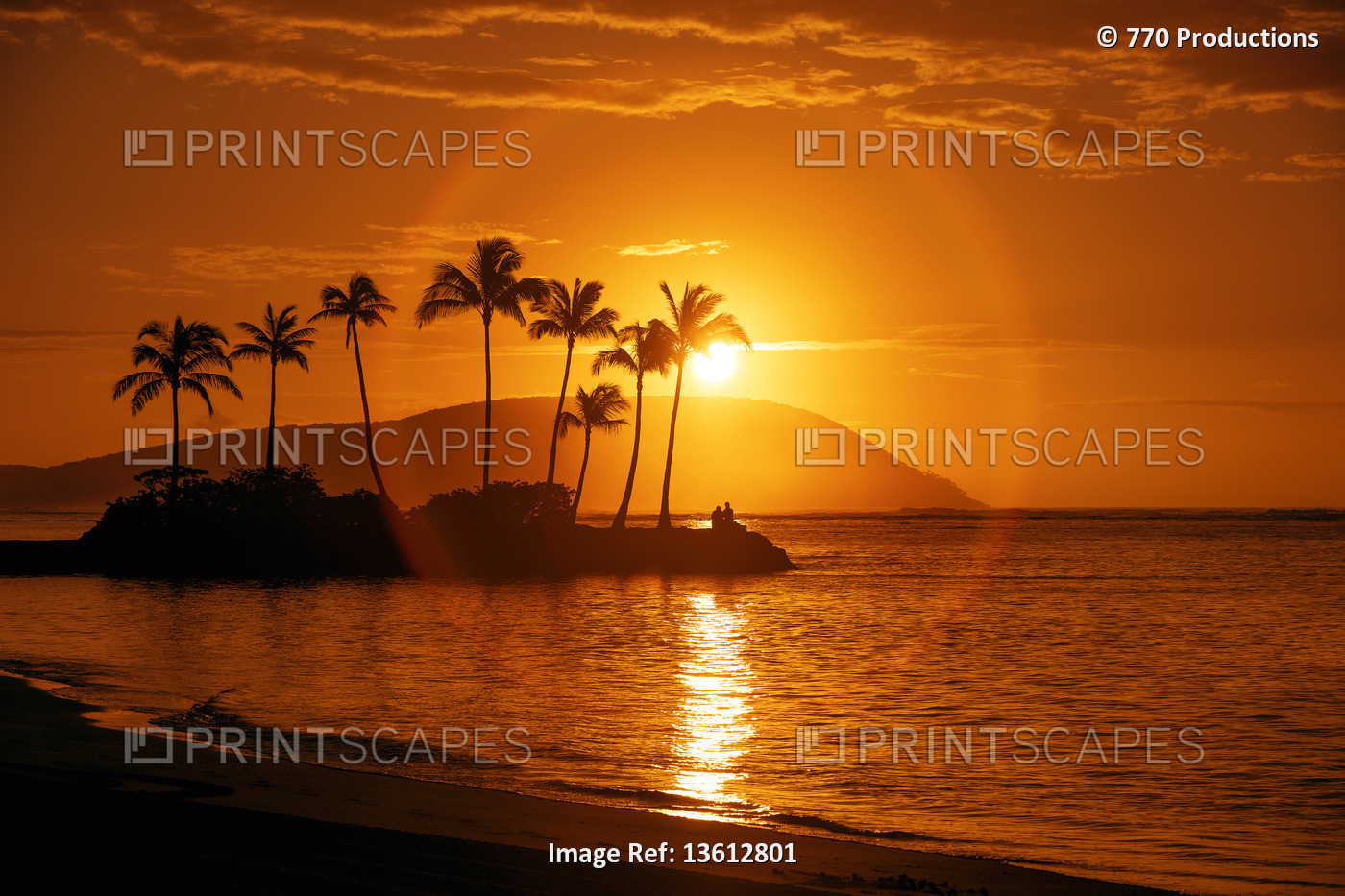 Sunrise at Kahala Beach, Waiʻalae Beach Park, with a flare around the sun in a ...