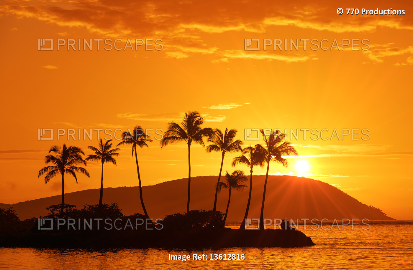 Sunrise at Kahala Beach, Waiʻalae Beach Park, with rays of the sun in a glowing ...