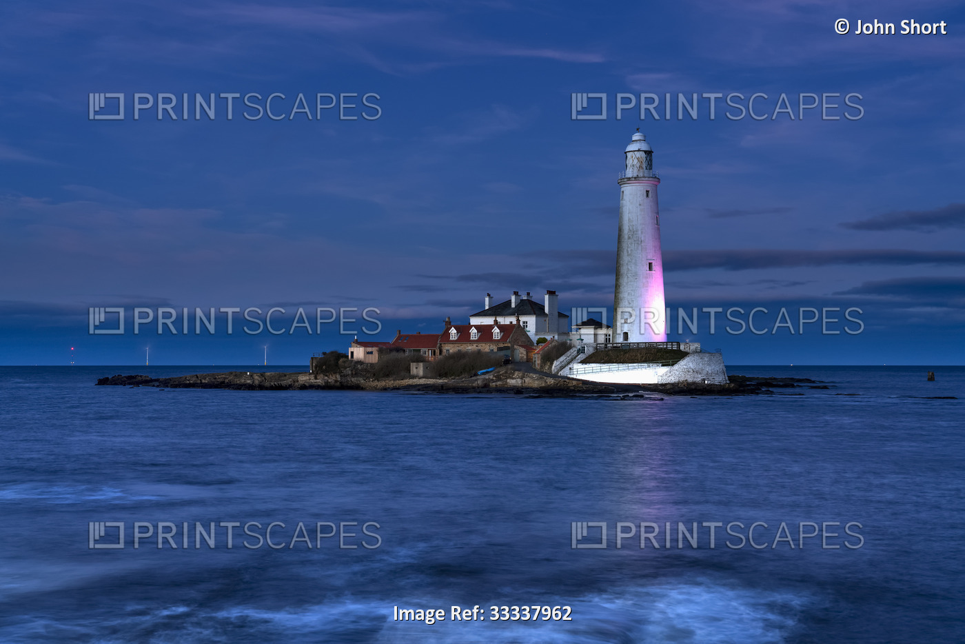 St Mary's Island Lighthouse illuminated at night on Whitley Bay; Tyne and Wear, ...