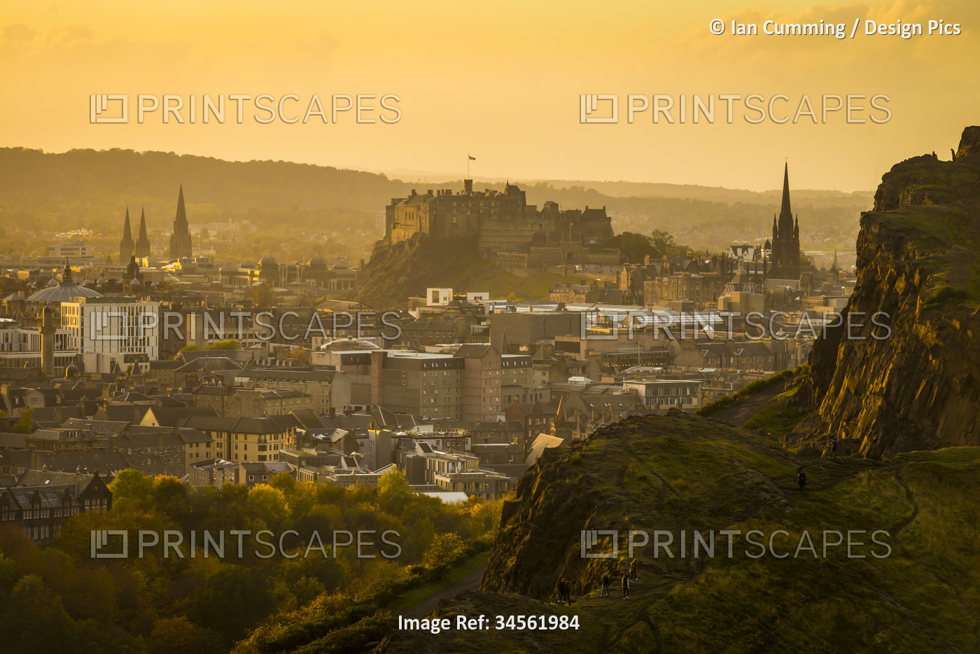 Looking across from Arthur's Seat to Edinburgh Castle and city at dusk in ...
